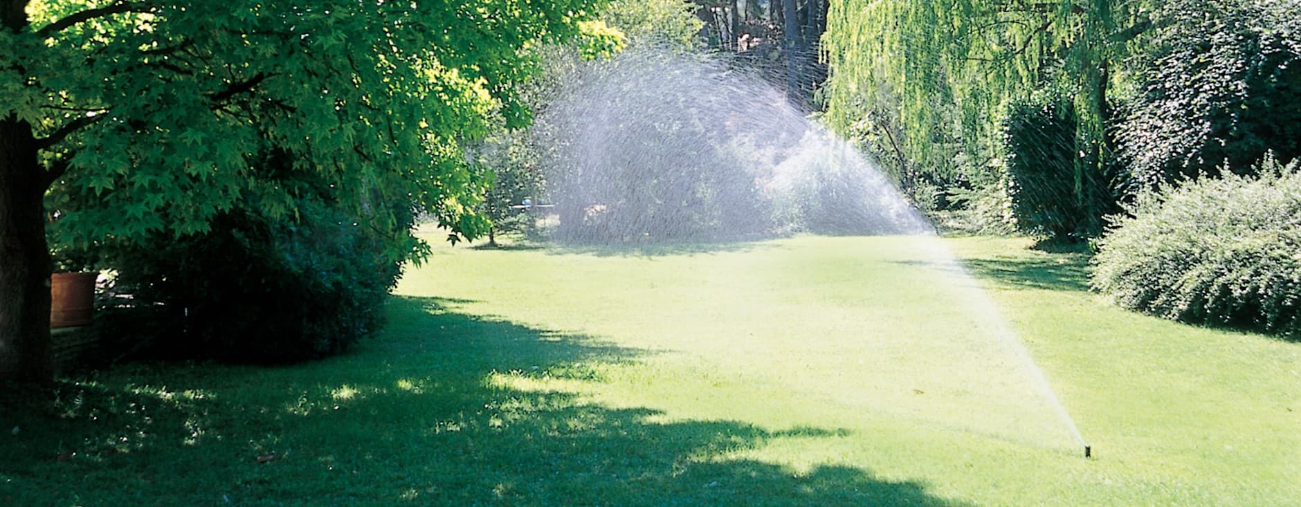Großzügige Parkfläche mit Bewässerungssystem